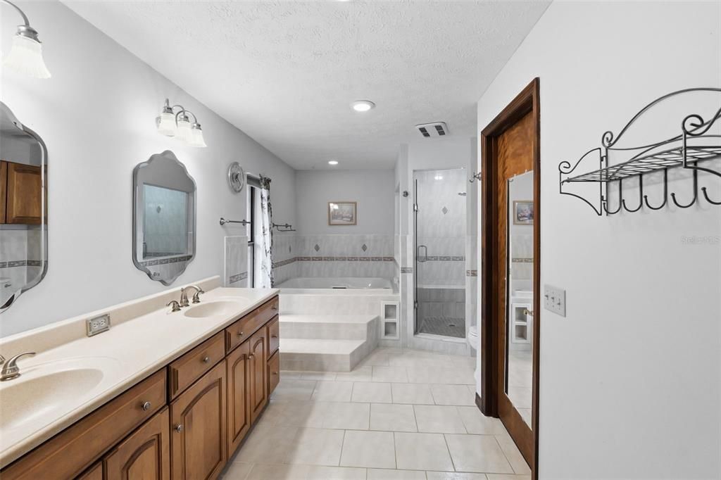 En Venta: $549,500 (4 camas, 3 baños, 2571 Pies cuadrados)