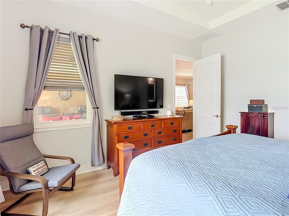 For Sale: $330,000 (2 beds, 2 baths, 1464 Square Feet)