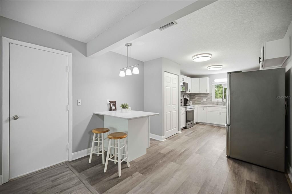 На продажу: $189,000 (2 спален, 2 ванн, 1369 Квадратных фут)