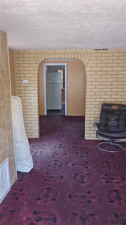 На продажу: $185,000 (2 спален, 1 ванн, 891 Квадратных фут)