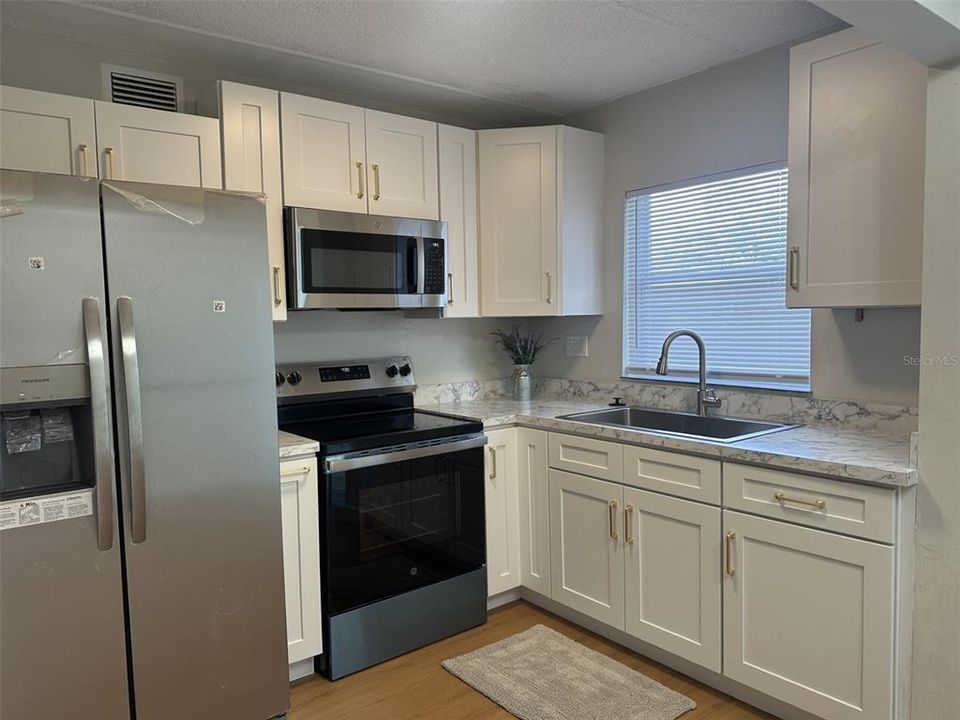 For Sale: $138,900 (2 beds, 2 baths, 761 Square Feet)