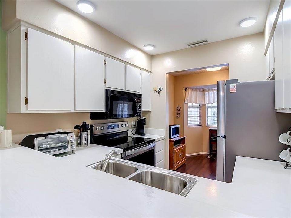 На продажу: $229,900 (2 спален, 2 ванн, 1103 Квадратных фут)
