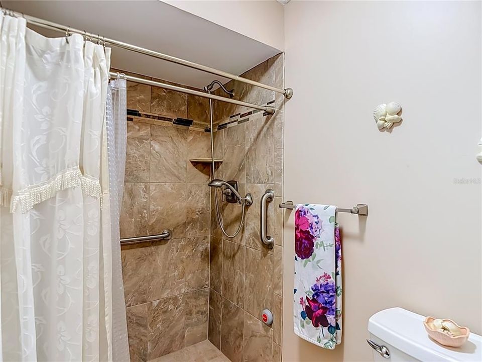 На продажу: $229,900 (2 спален, 2 ванн, 1103 Квадратных фут)