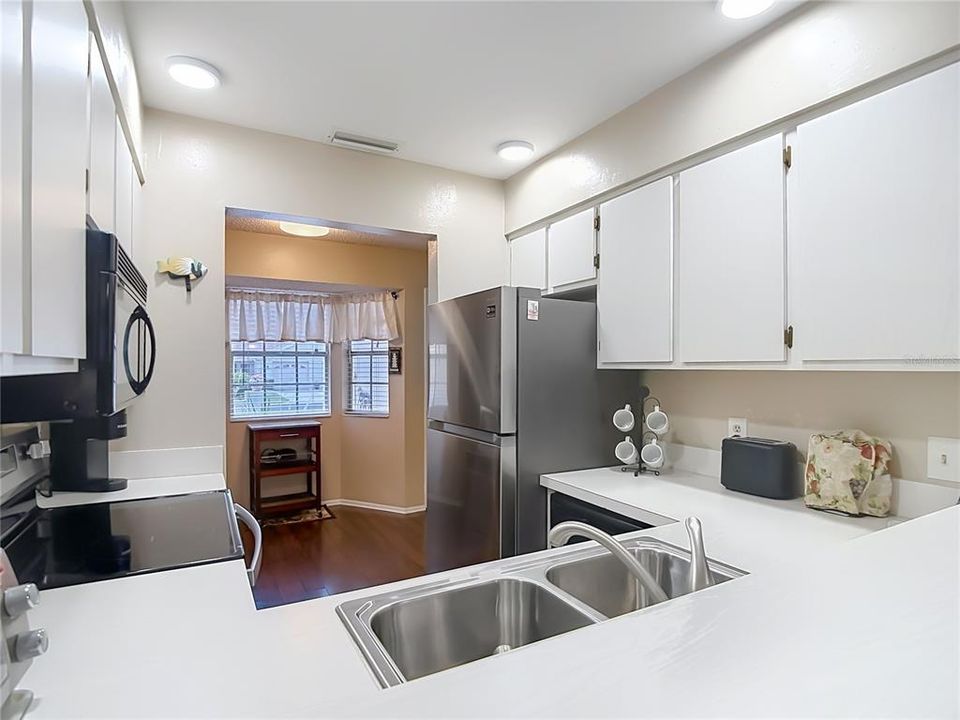 На продажу: $229,900 (2 спален, 2 ванн, 1103 Квадратных фут)