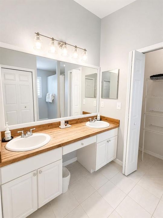 For Sale: $559,500 (2 beds, 2 baths, 1390 Square Feet)