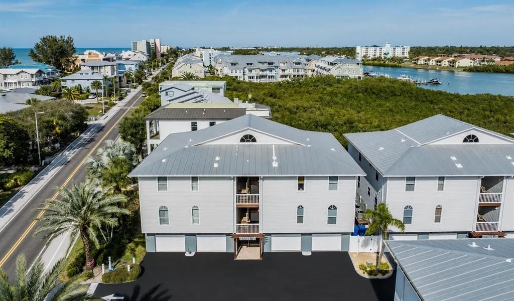 For Sale: $559,500 (2 beds, 2 baths, 1390 Square Feet)