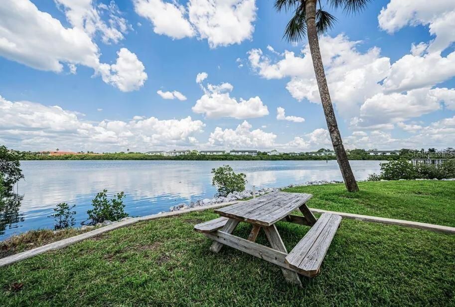 For Sale: $559,500 (2 beds, 2 baths, 1390 Square Feet)