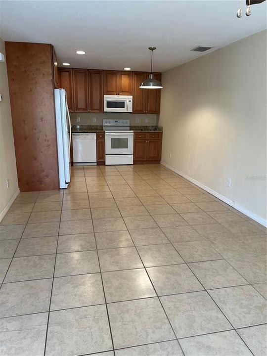 For Rent: $1,350 (2 beds, 1 baths, 762 Square Feet)