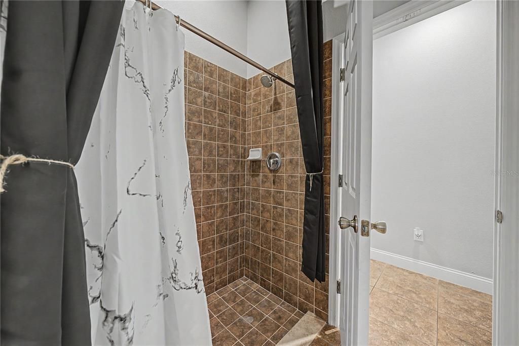 На продажу: $975,000 (6 спален, 4 ванн, 4532 Квадратных фут)