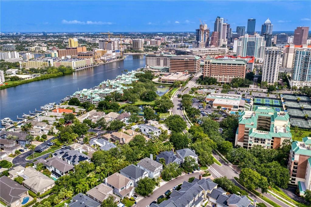 合同活跃: $1,995,000 (4 贝兹, 3 浴室, 3447 平方英尺)