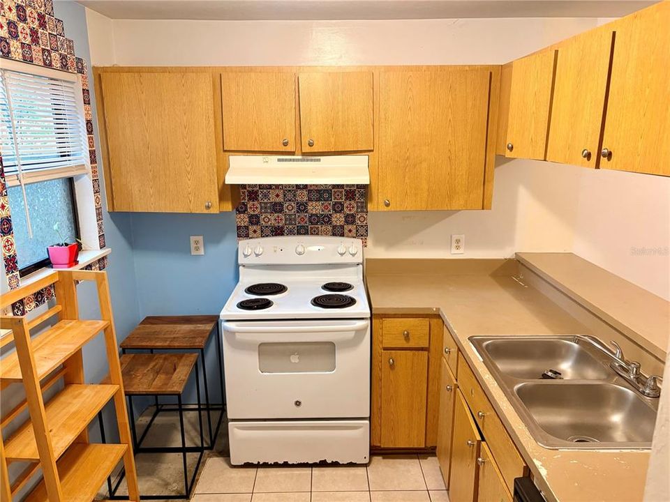 For Sale: $159,900 (2 beds, 2 baths, 992 Square Feet)