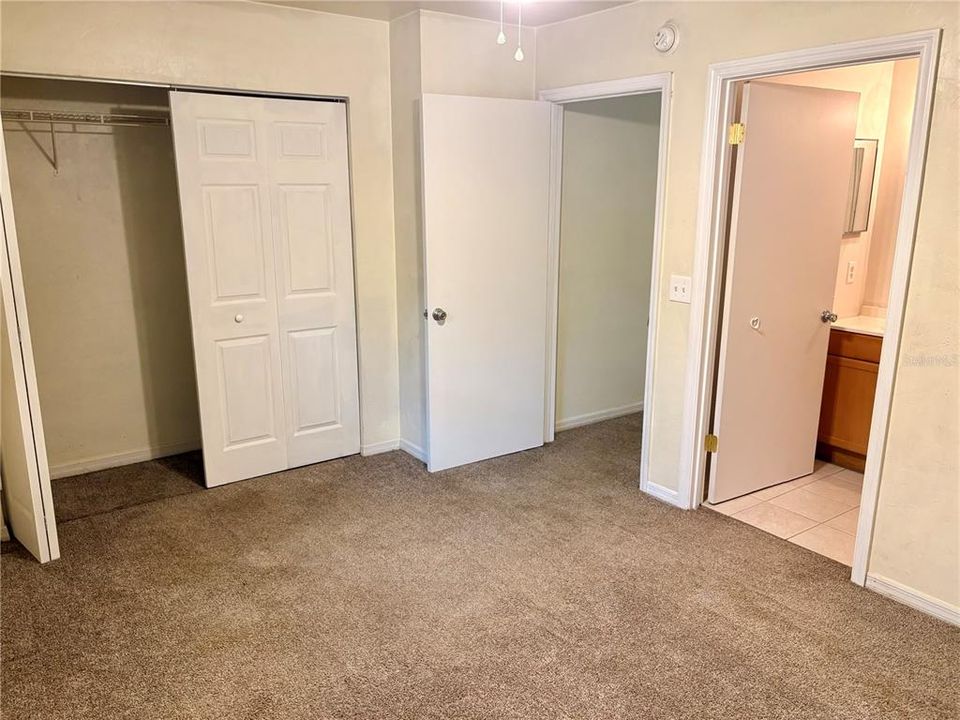 For Sale: $159,900 (2 beds, 2 baths, 992 Square Feet)