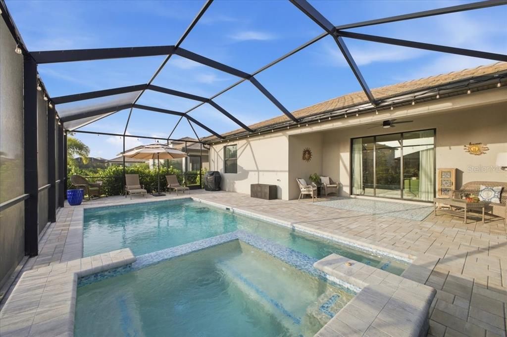 En Venta: $649,900 (4 camas, 3 baños, 2027 Pies cuadrados)