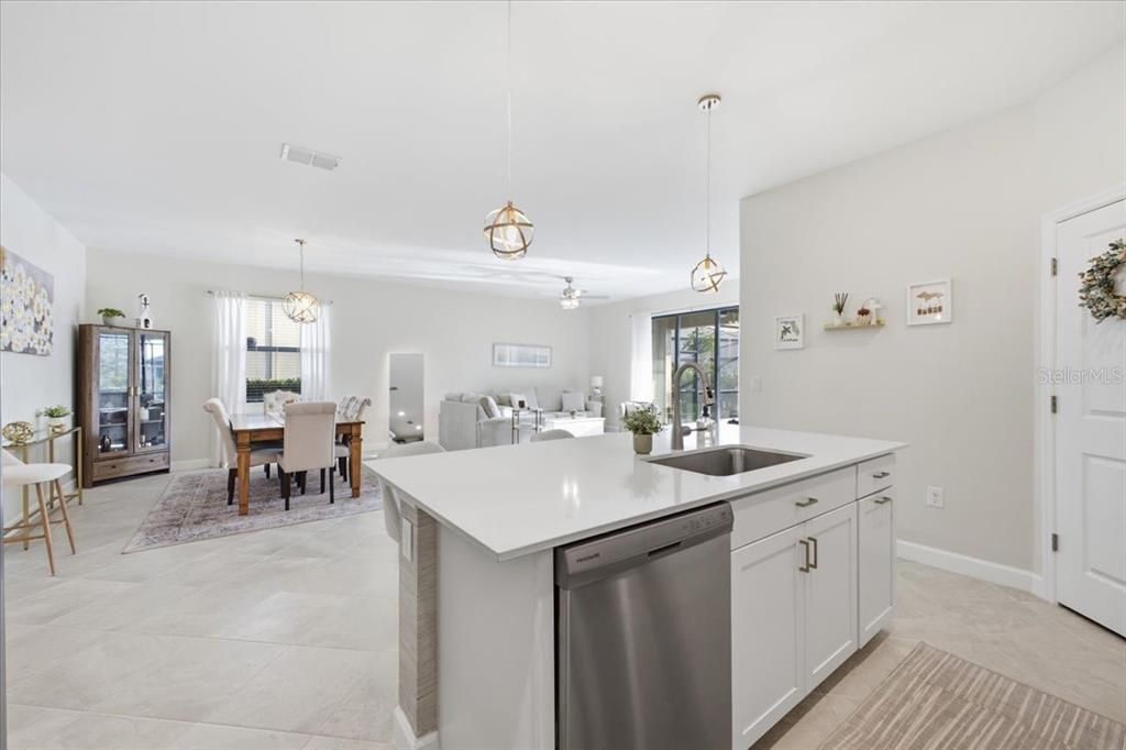 En Venta: $649,900 (4 camas, 3 baños, 2027 Pies cuadrados)