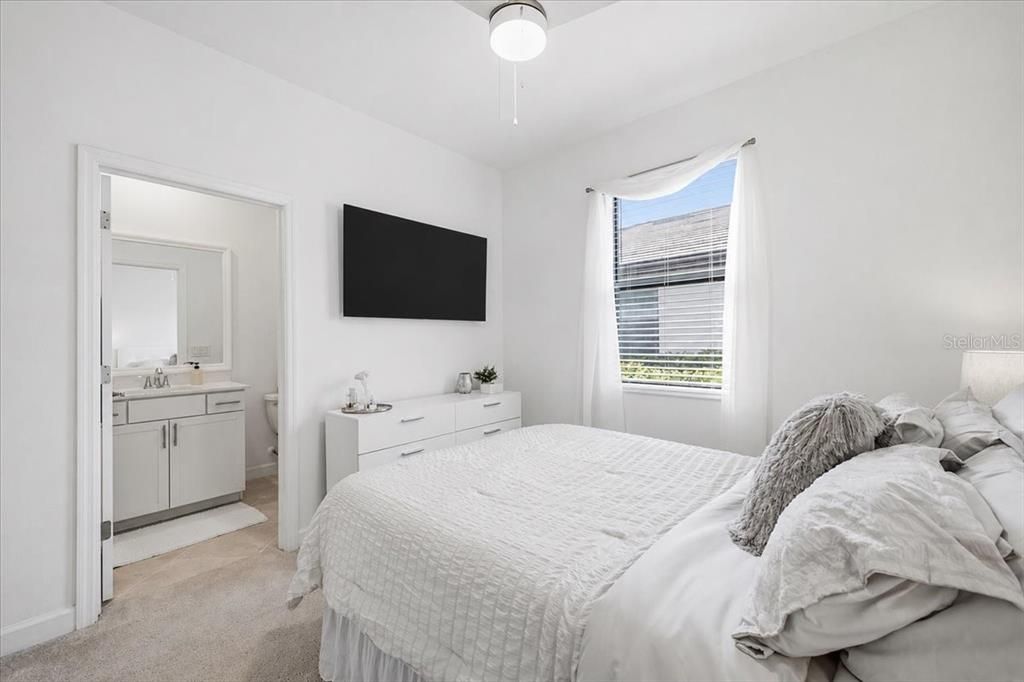 En Venta: $649,900 (4 camas, 3 baños, 2027 Pies cuadrados)