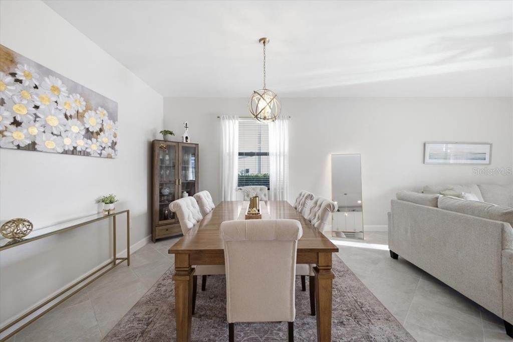 En Venta: $649,900 (4 camas, 3 baños, 2027 Pies cuadrados)
