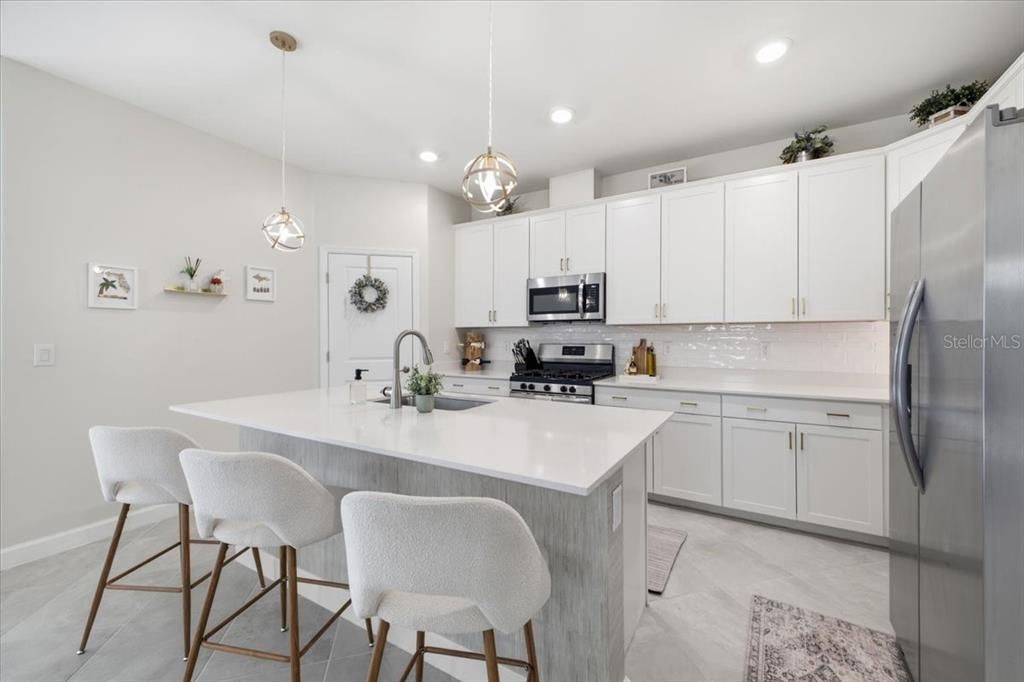 En Venta: $649,900 (4 camas, 3 baños, 2027 Pies cuadrados)