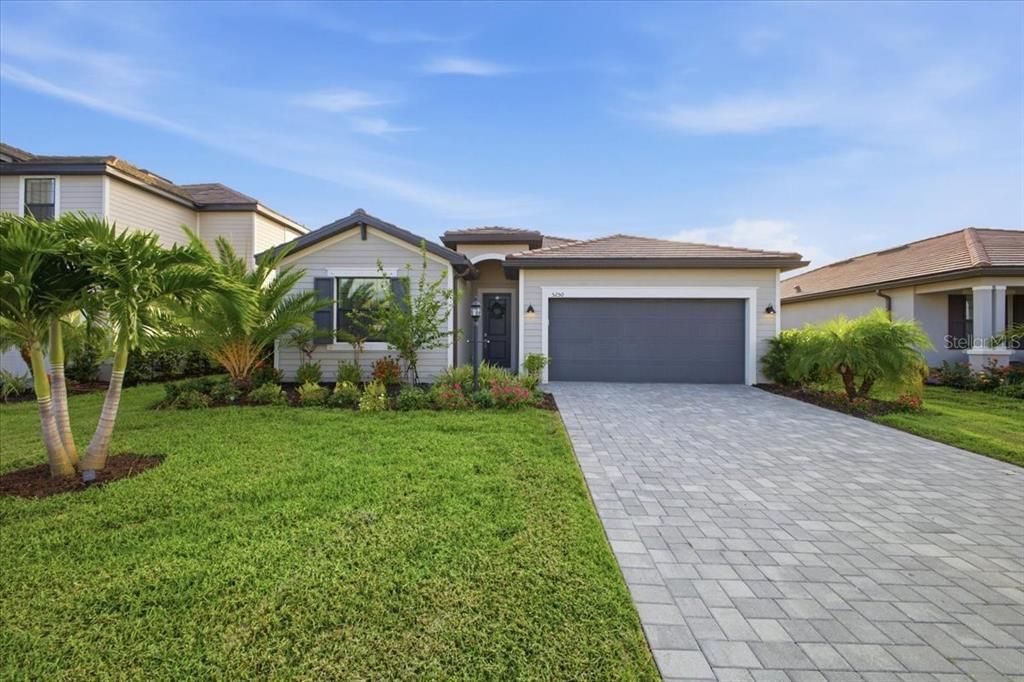 En Venta: $649,900 (4 camas, 3 baños, 2027 Pies cuadrados)