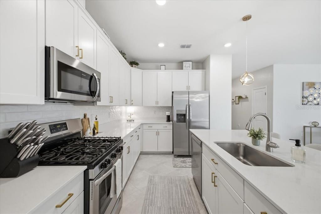 En Venta: $649,900 (4 camas, 3 baños, 2027 Pies cuadrados)