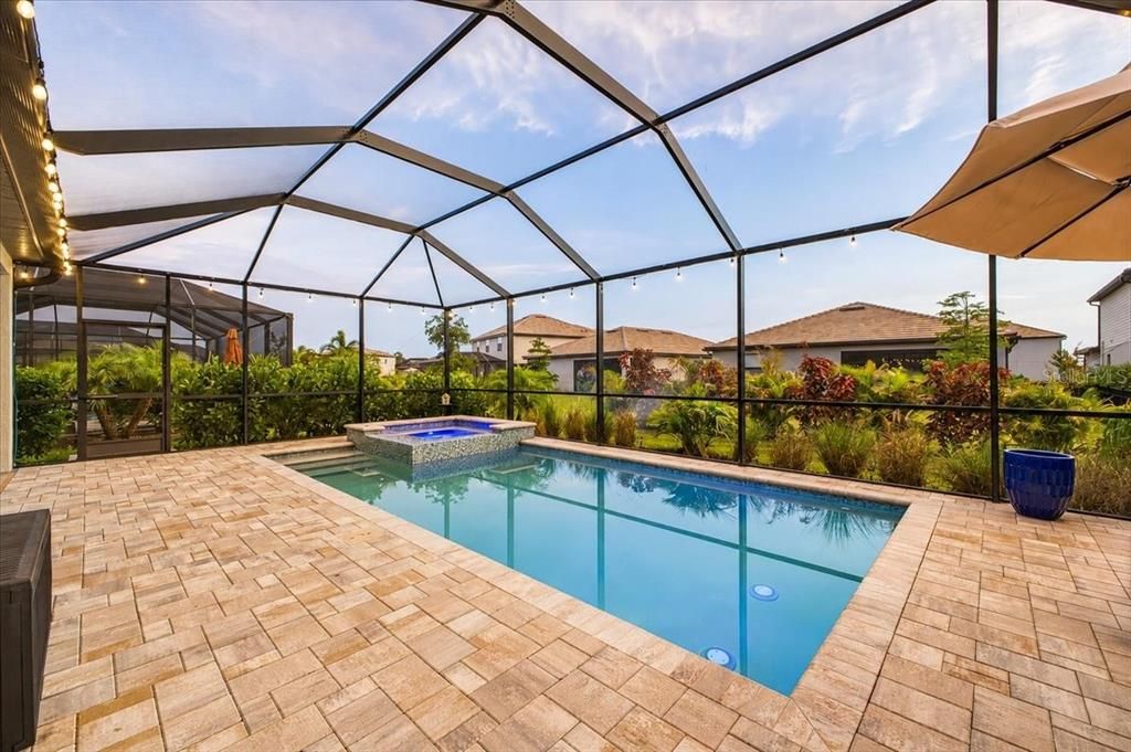 En Venta: $649,900 (4 camas, 3 baños, 2027 Pies cuadrados)