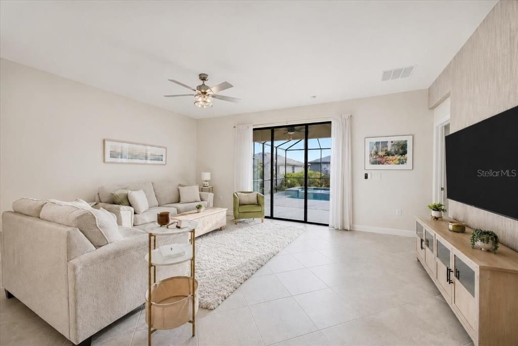 En Venta: $649,900 (4 camas, 3 baños, 2027 Pies cuadrados)