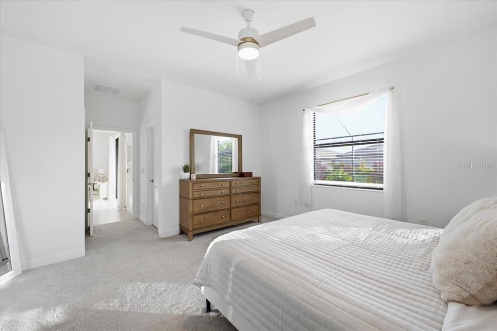 En Venta: $649,900 (4 camas, 3 baños, 2027 Pies cuadrados)