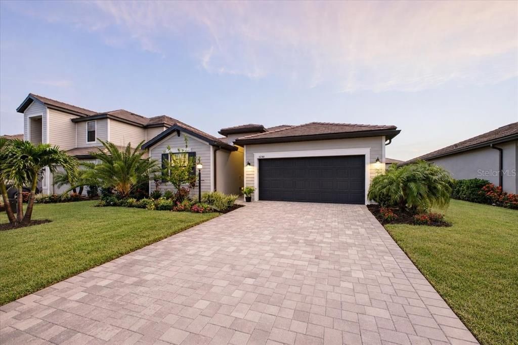 En Venta: $649,900 (4 camas, 3 baños, 2027 Pies cuadrados)