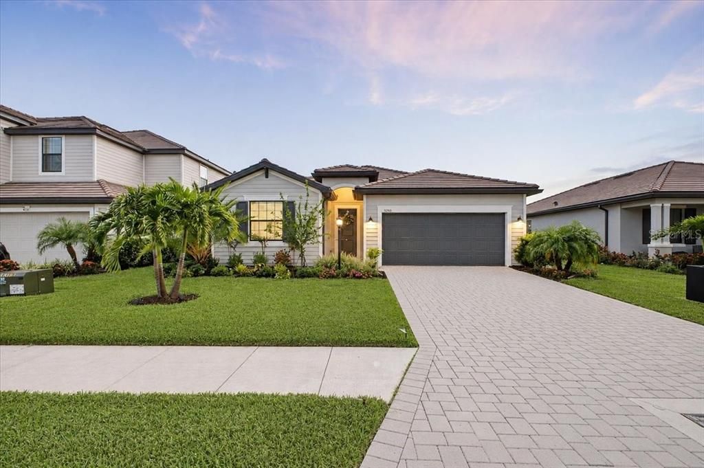 En Venta: $649,900 (4 camas, 3 baños, 2027 Pies cuadrados)