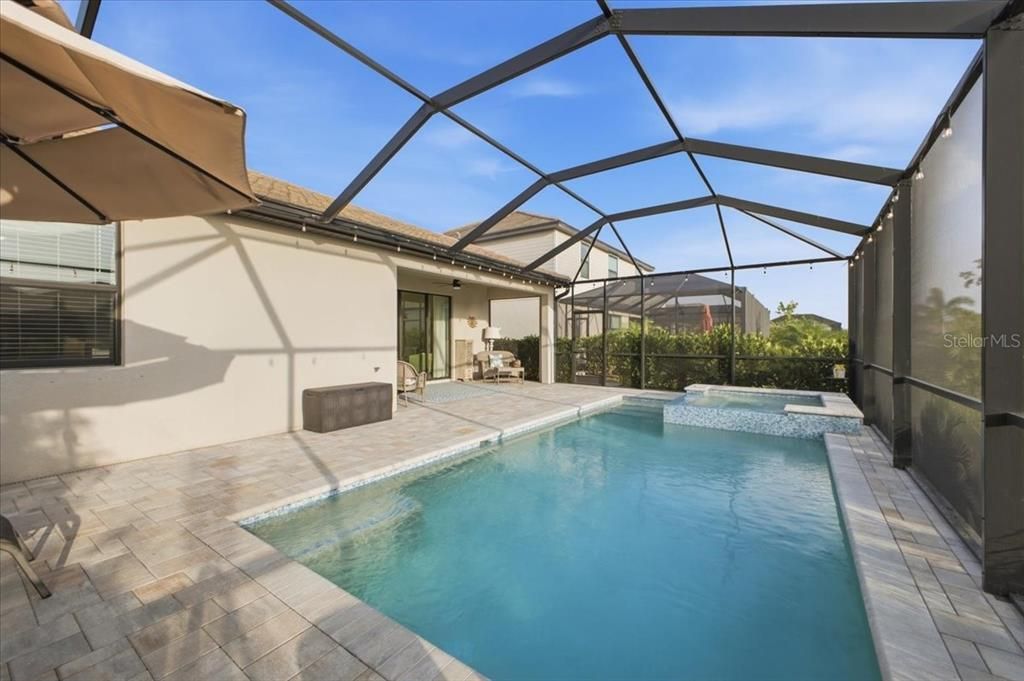 En Venta: $649,900 (4 camas, 3 baños, 2027 Pies cuadrados)