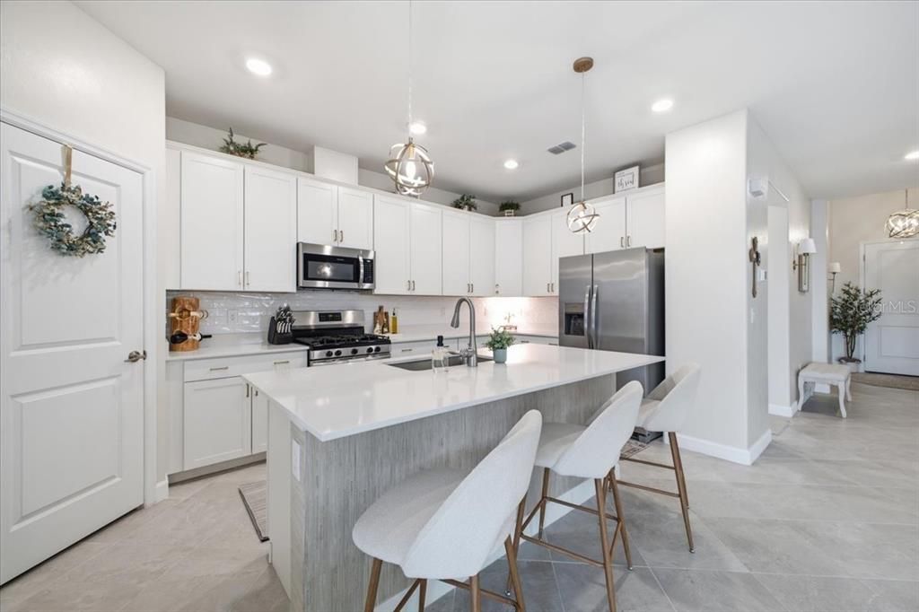 En Venta: $649,900 (4 camas, 3 baños, 2027 Pies cuadrados)