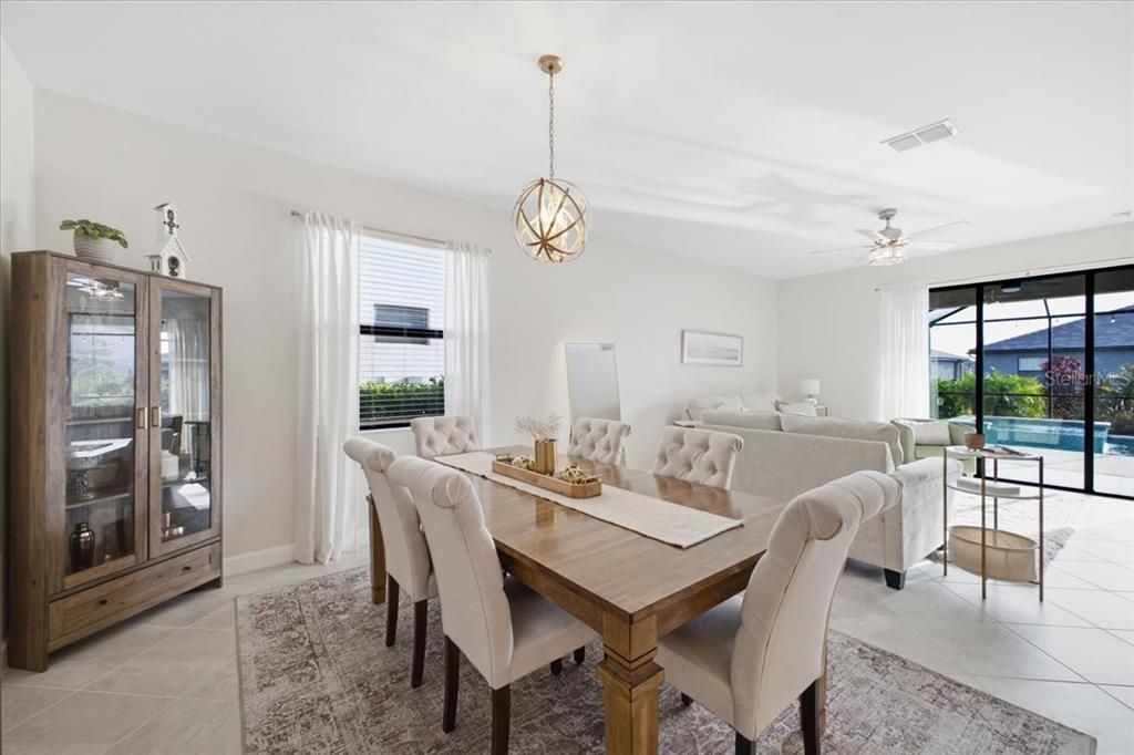 En Venta: $649,900 (4 camas, 3 baños, 2027 Pies cuadrados)