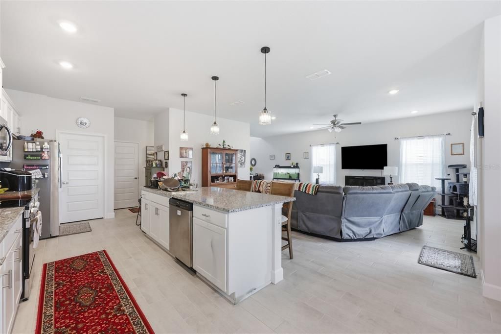 En Venta: $479,900 (4 camas, 2 baños, 2411 Pies cuadrados)