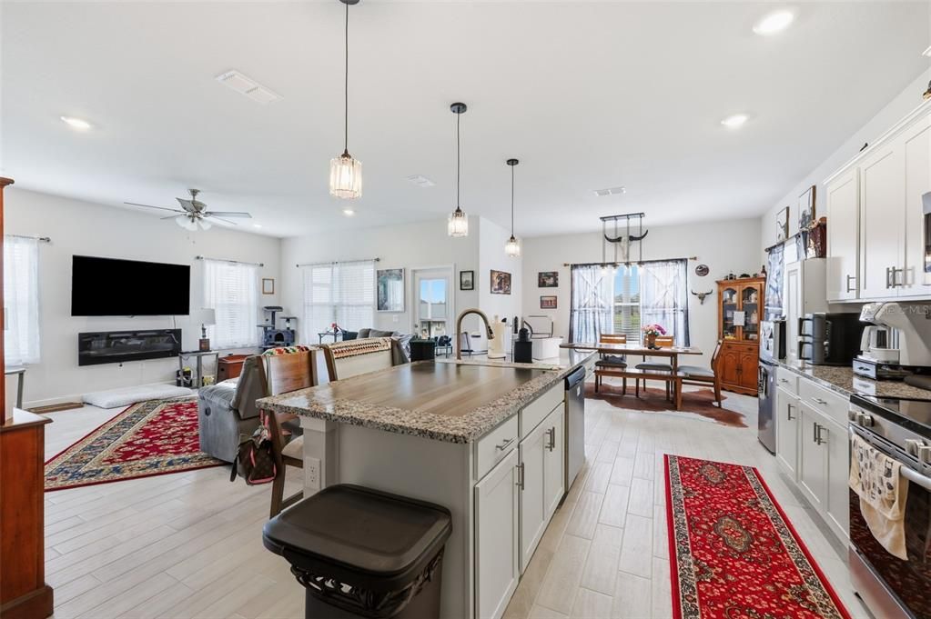 En Venta: $479,900 (4 camas, 2 baños, 2411 Pies cuadrados)