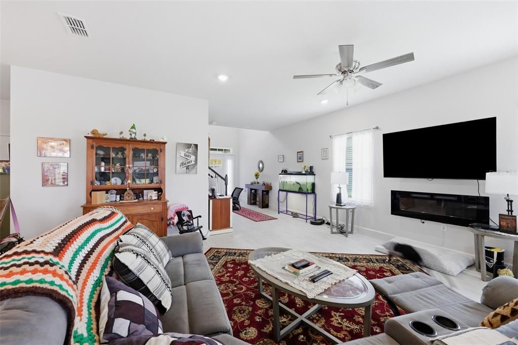 En Venta: $479,900 (4 camas, 2 baños, 2411 Pies cuadrados)