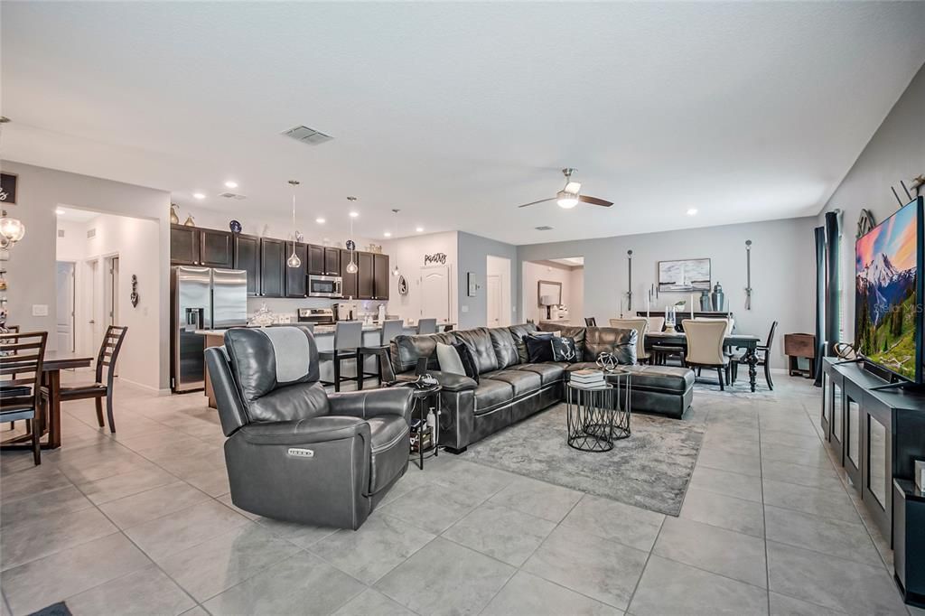 En Venta: $425,000 (4 camas, 3 baños, 2455 Pies cuadrados)