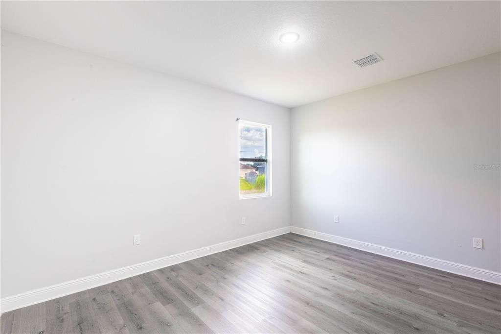 For Sale: $314,900 (4 beds, 2 baths, 2004 Square Feet)