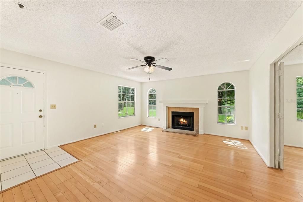На продажу: $185,000 (3 спален, 2 ванн, 1196 Квадратных фут)