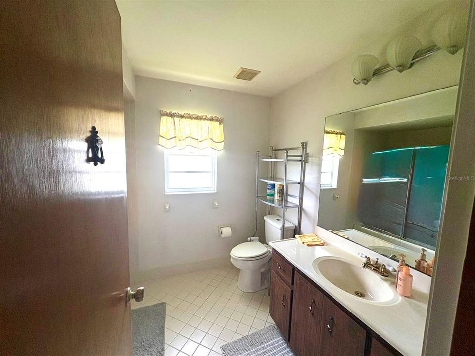 For Rent: $2,400 (3 beds, 2 baths, 1784 Square Feet)