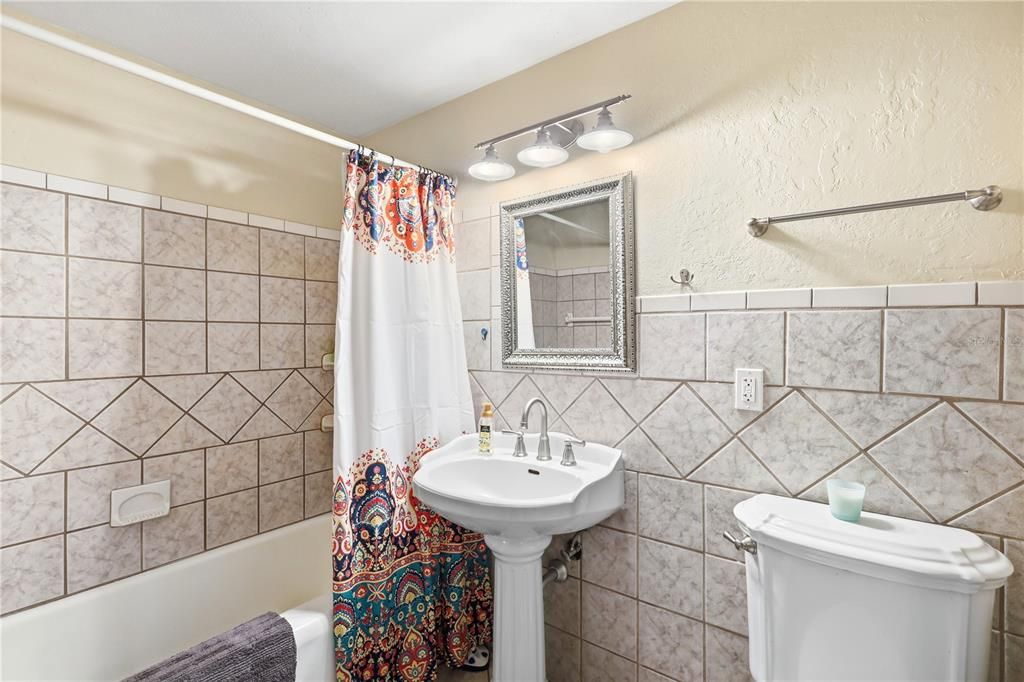 Activo con contrato: $309,900 (3 camas, 2 baños, 1824 Pies cuadrados)