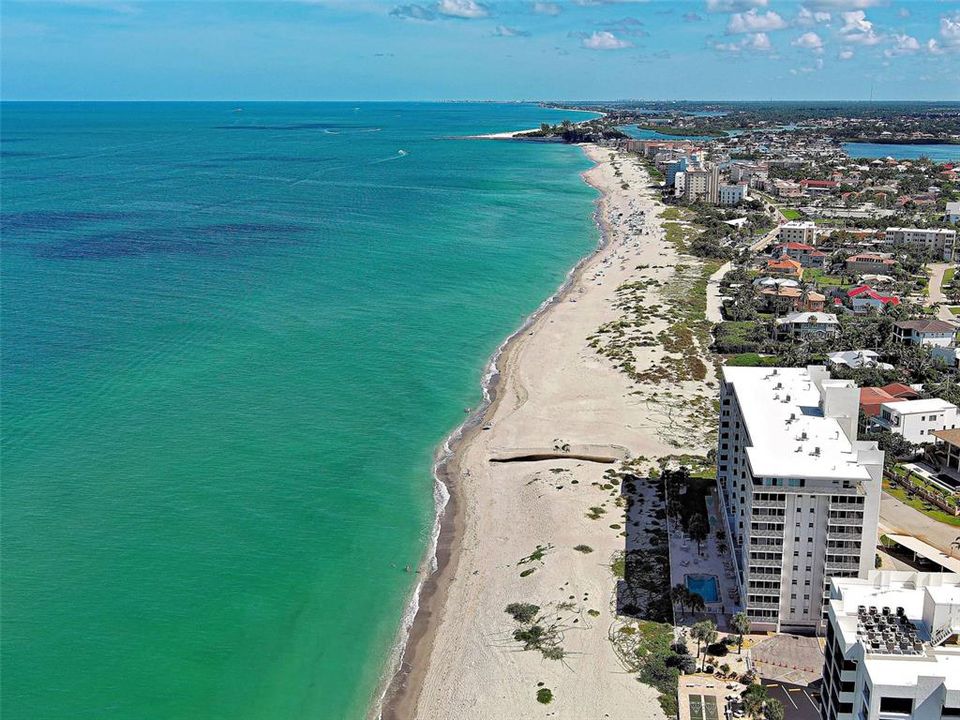 For Sale: $539,000 (2 beds, 2 baths, 912 Square Feet)