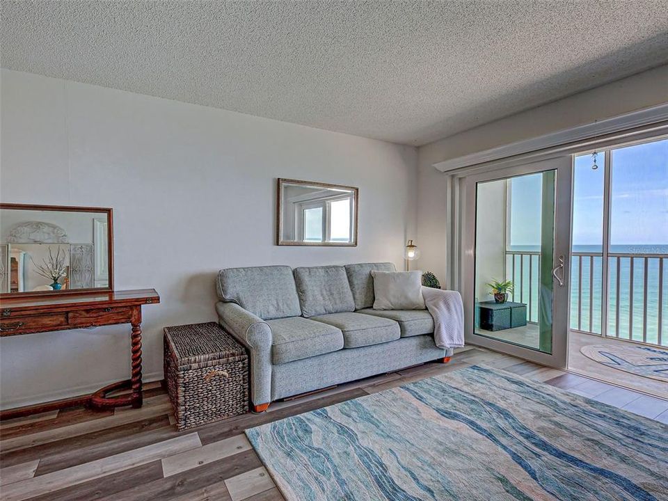 For Sale: $539,000 (2 beds, 2 baths, 912 Square Feet)