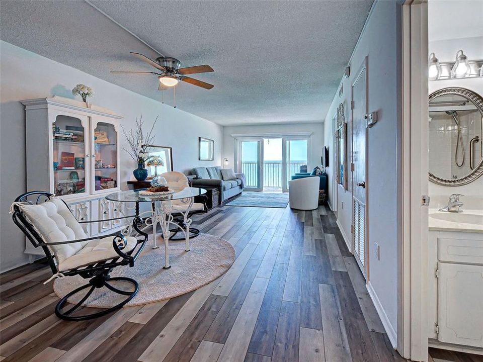 For Sale: $539,000 (2 beds, 2 baths, 912 Square Feet)
