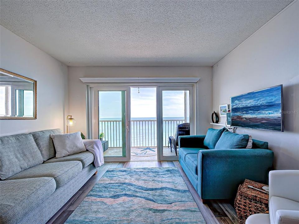 For Sale: $539,000 (2 beds, 2 baths, 912 Square Feet)