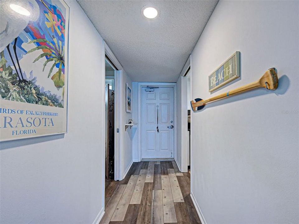For Sale: $539,000 (2 beds, 2 baths, 912 Square Feet)