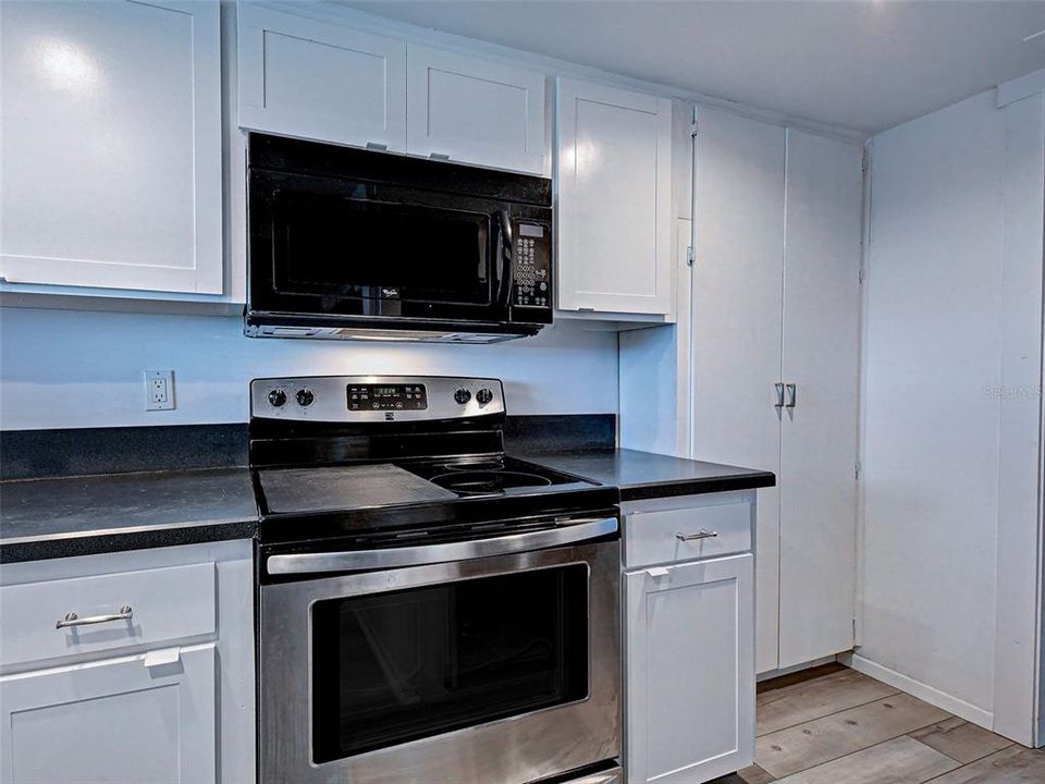 For Sale: $539,000 (2 beds, 2 baths, 912 Square Feet)