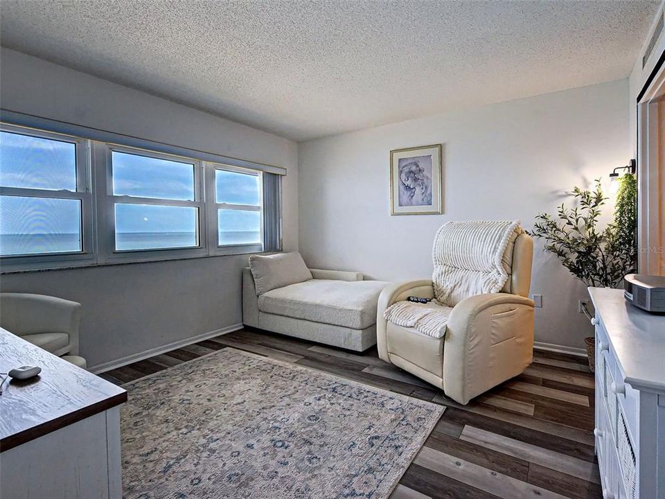 For Sale: $539,000 (2 beds, 2 baths, 912 Square Feet)