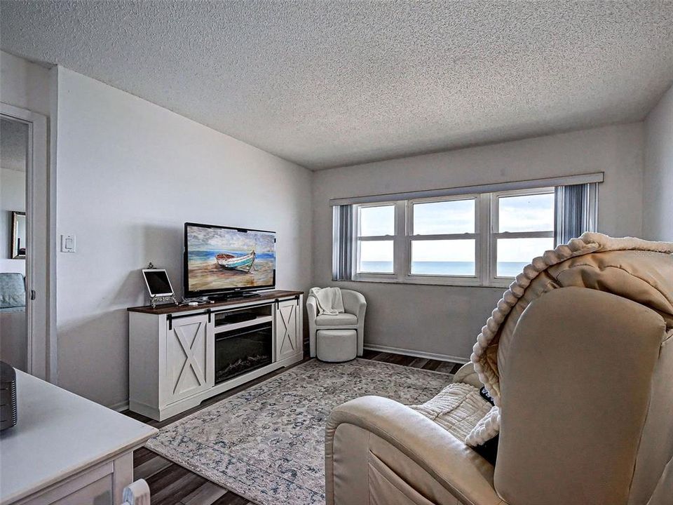 For Sale: $539,000 (2 beds, 2 baths, 912 Square Feet)