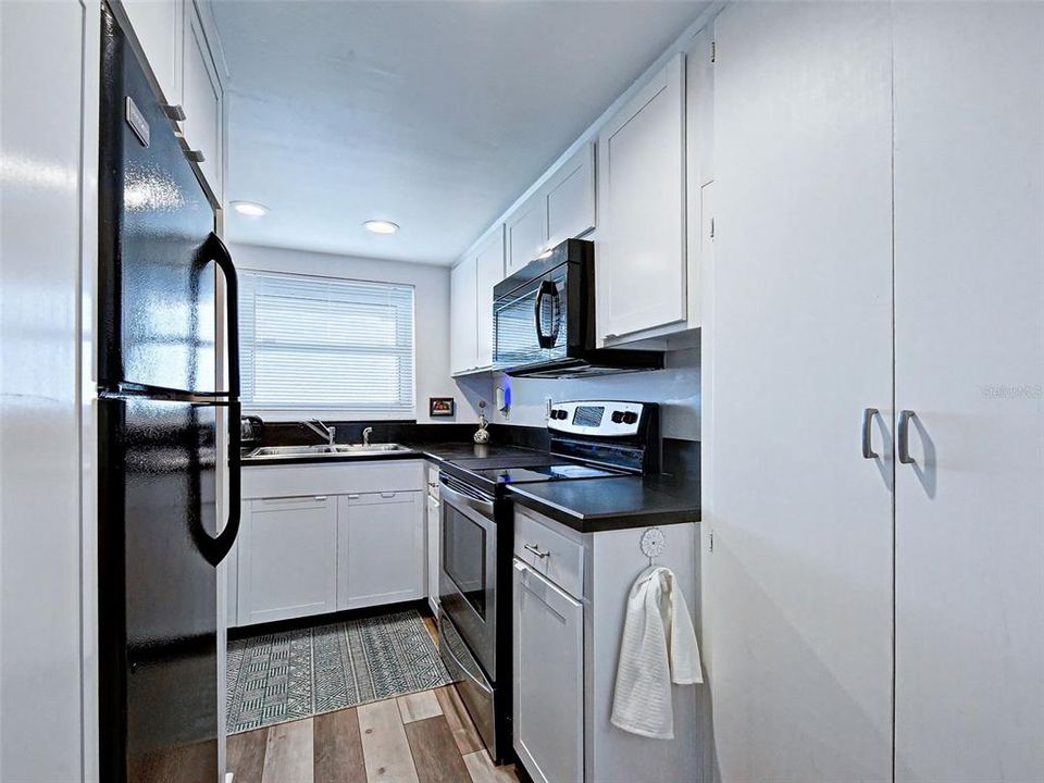 For Sale: $539,000 (2 beds, 2 baths, 912 Square Feet)