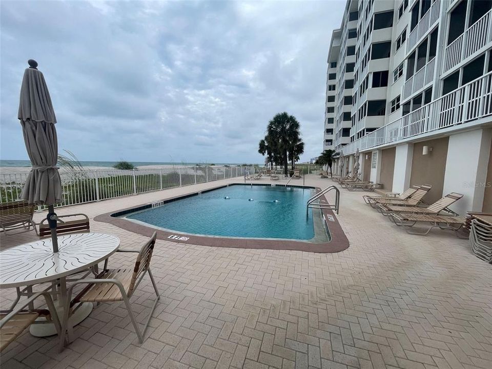 For Sale: $539,000 (2 beds, 2 baths, 912 Square Feet)
