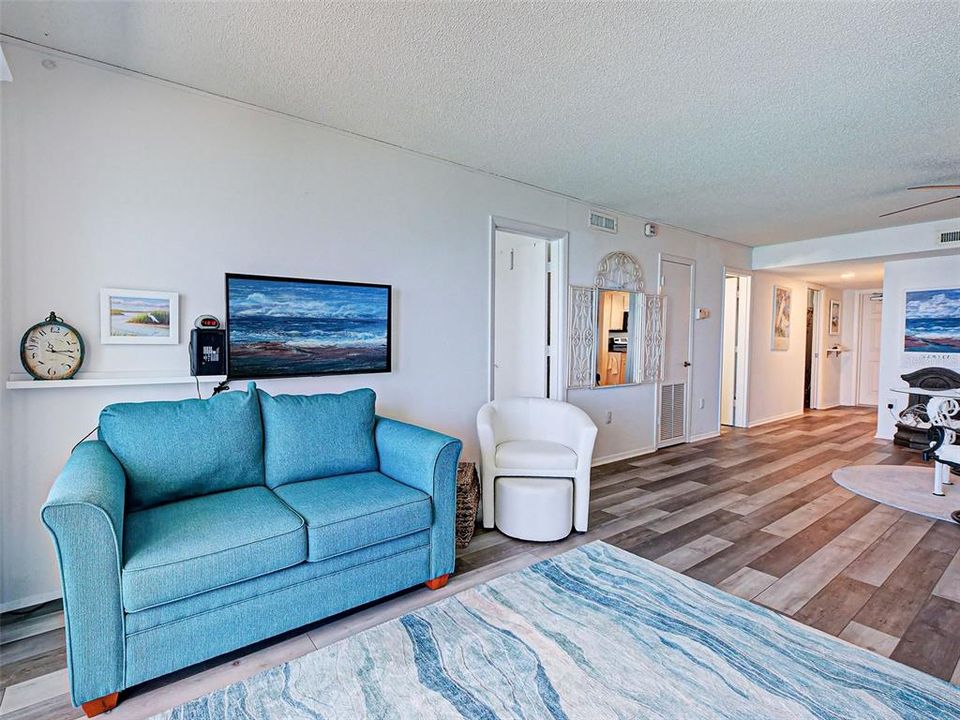 For Sale: $539,000 (2 beds, 2 baths, 912 Square Feet)